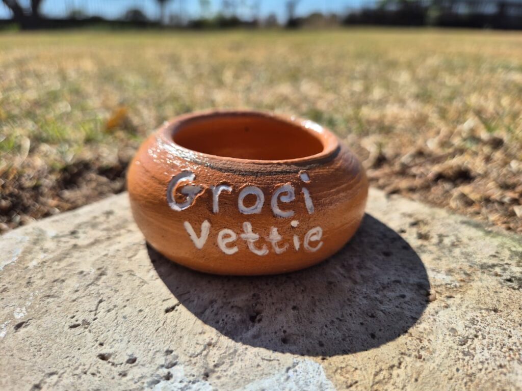 "Groei Vettie" Clay Pot